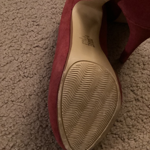 ~ Spiegel Red Suede Stiletto Pumps, SOLD AS-IS ~ - Picture 6 of 14